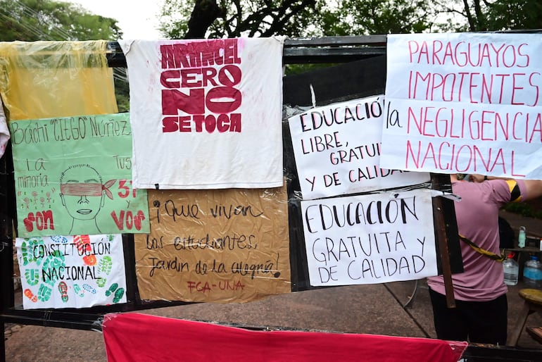 Estudiantes en permanente vigilia en el campus de la UNA.