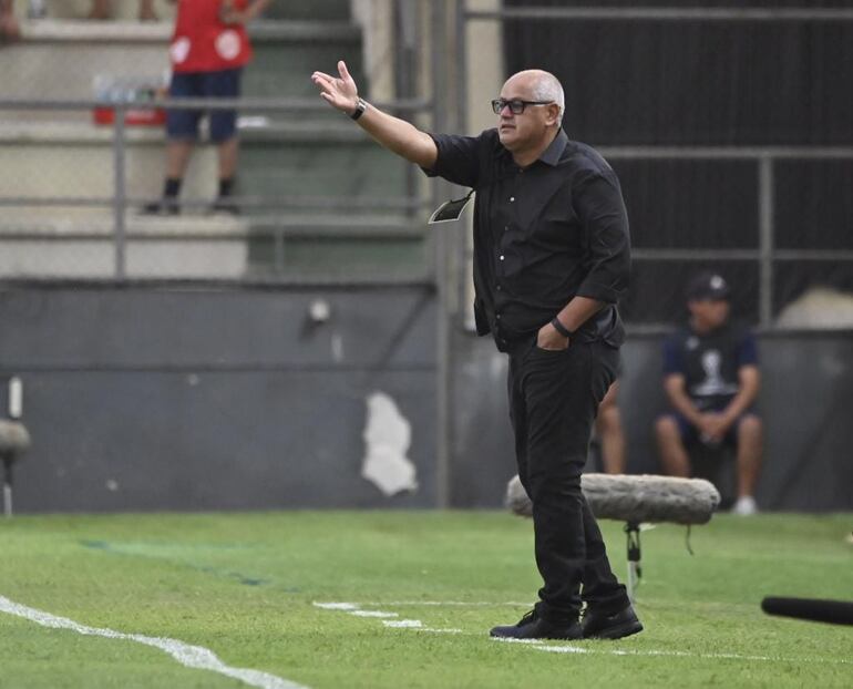 Francisco Arce, entrenador de Guaraní, en el partido frente a 2 de Mayo de Pedro Juan Caballero por la Fase Preliminar de la Copa Sudamericana 2025 en el estadio Arsenio Erico, en Asunción, Paraguay.