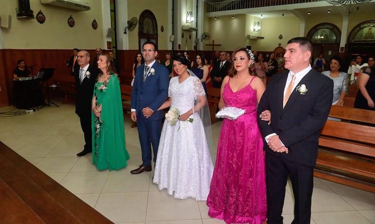 Los padrinos Milciades González Cuquejo y Luciana Unzaín; Mercedes Barrientos y Ernesto Vera.
