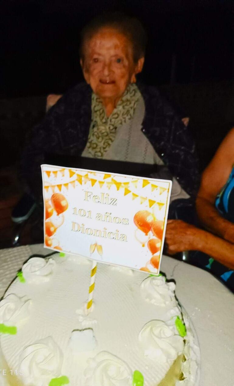 Doña Dionicia Medina de Álvarez festejó sus 101 años vida en la compañía Moquete de San Roque González.

