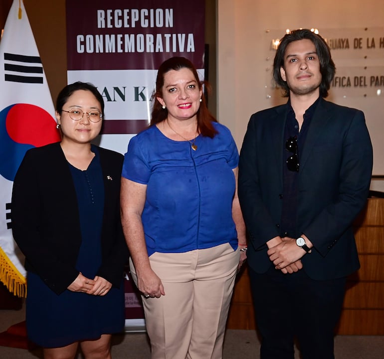 Silvia Jung; Cynthia Figueredo, ministra de la Mujer; y Marcos Augusto Ferreira. 