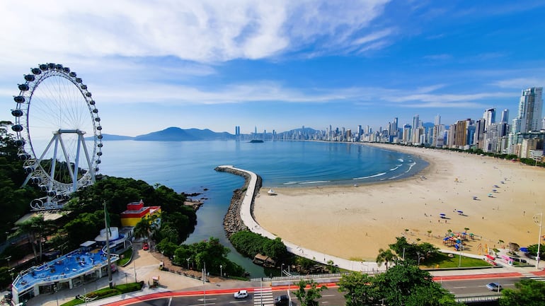 Vista de la rueda de Chicago y la playa del Balneario Camboriú, en Santa Catarina, Brasil.