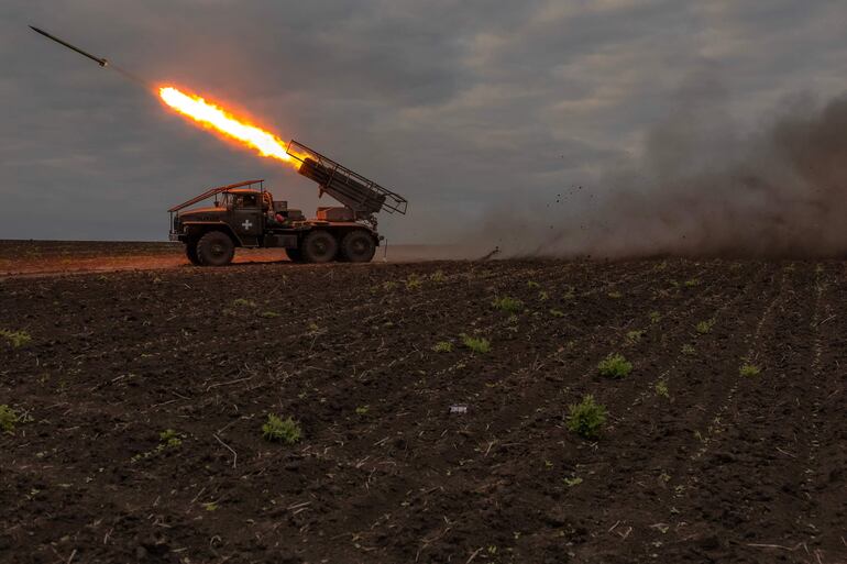 Una lanzadera ucraniana de misiles abre fuego contra posiciones rusas en la región de Járkov, el miércoles.