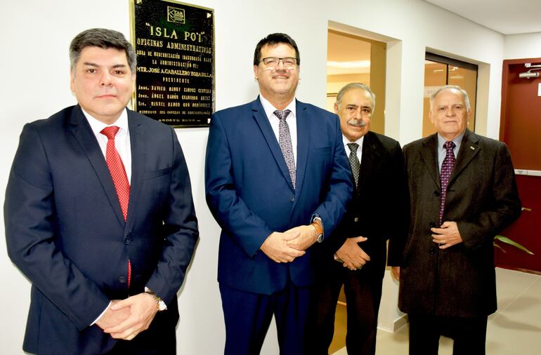 José Caballero Bobadilla, presidente de la Caja Bancaria, junto a miembros del Consejo de Administración: Miguel Oro, Xavier Hamuy y Angel R. Chamorro.