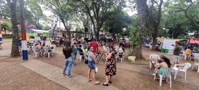 Una gran cantidad de turistas se hicieron presente en la plaza Mariscal Estigarribia de la capital de Misiones, para disfrutar de la música y la gastronomía típica.