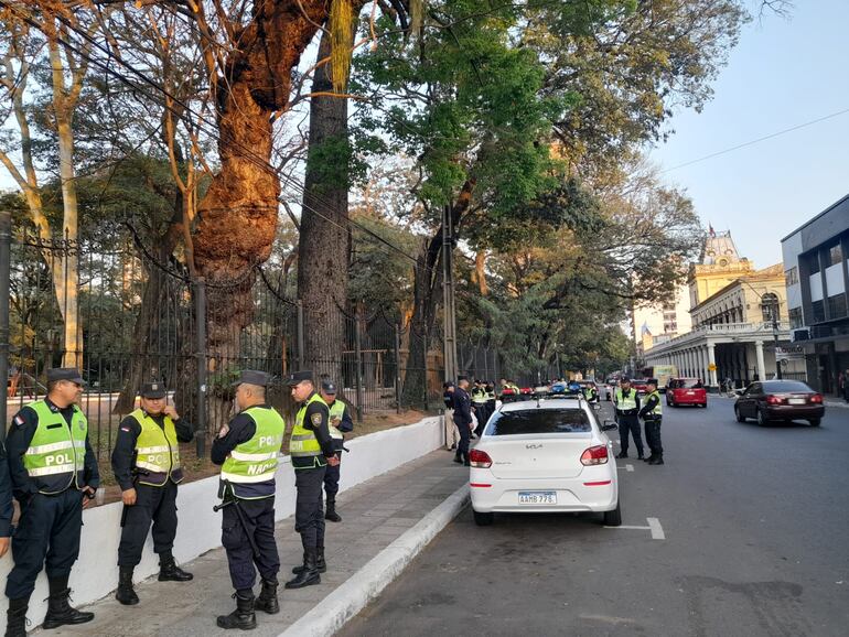 Policias se preparan para custodiar las movilizaciones en el microcentro de Asunción.