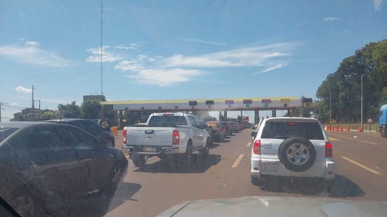 Los vehículos en fila sobre la Ruta PY02 esperando para pasar el peaje de Minga Guazú.