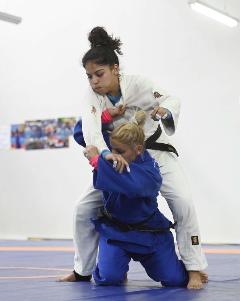 Gabi entrena junto a su hermana Paloma.