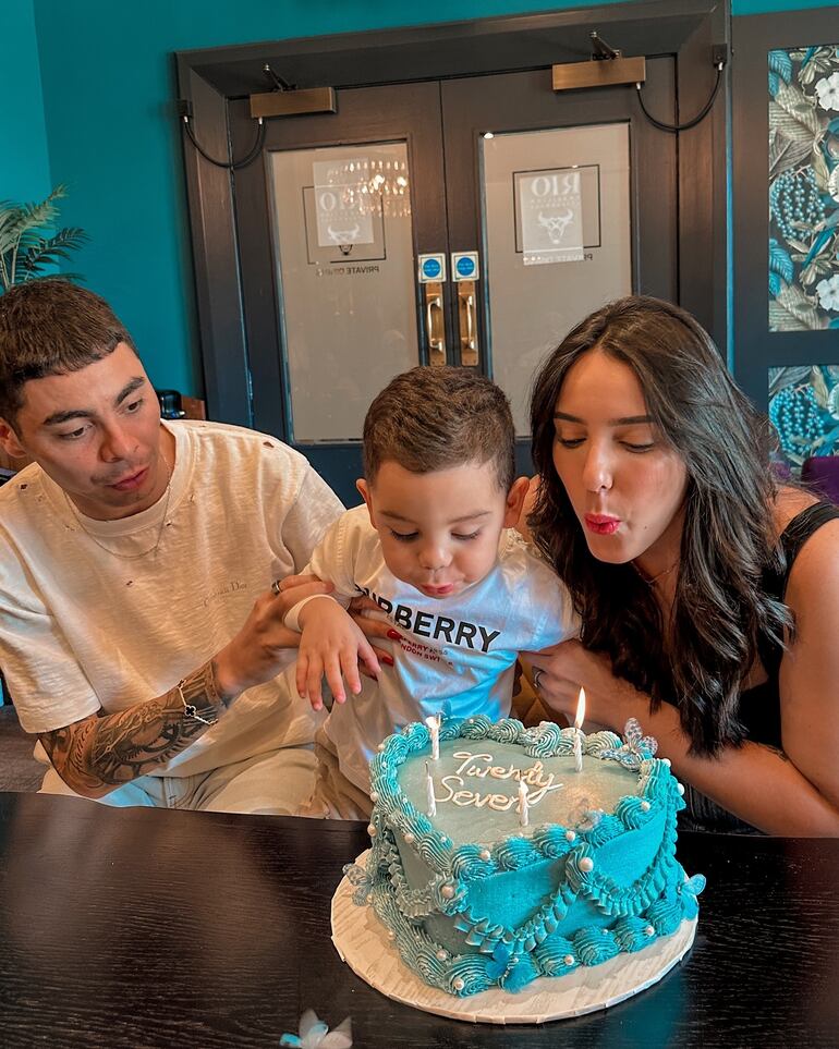 El tierno Francesco apagando las velitas de la torta de cumple de mamá Alexia Notto. (Instagram/Alexia Notto)