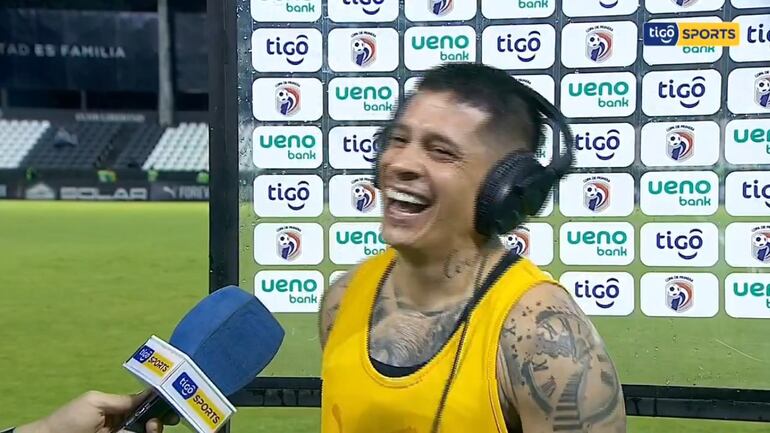 Juan Manuel Iturbe, jugador de Cerro Porteño, entre risas durante la entrevista con Tigo Sports.