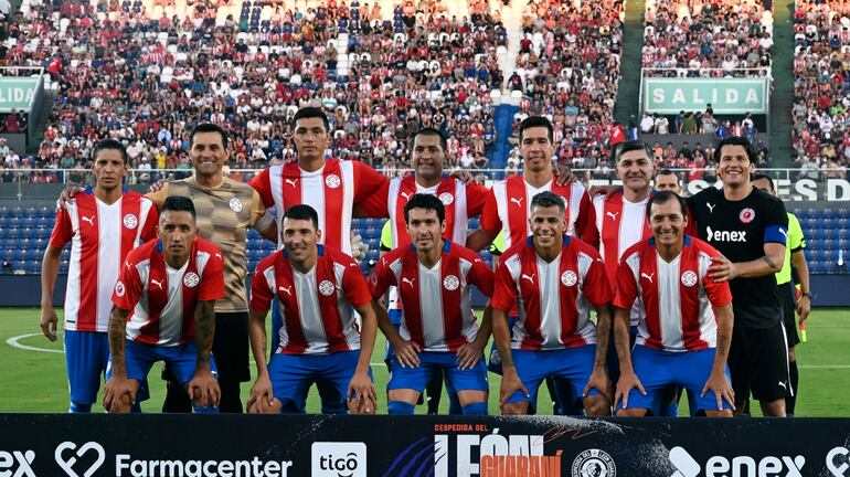 Enrique Vera, Justo Villar, Óscar Cardozo, Paulo da Silva, Víctor Cáceres, Denis Caniza, Nelson  Haedo Valdez, Lucas Barrios, Édgar Benítez, Cristian Riveros, Carlos Bonet y Aureliano Torres, la formación de algunos de los albirrojos que nos enorgullecieron en el Mundial de Sudáfrica 2010.