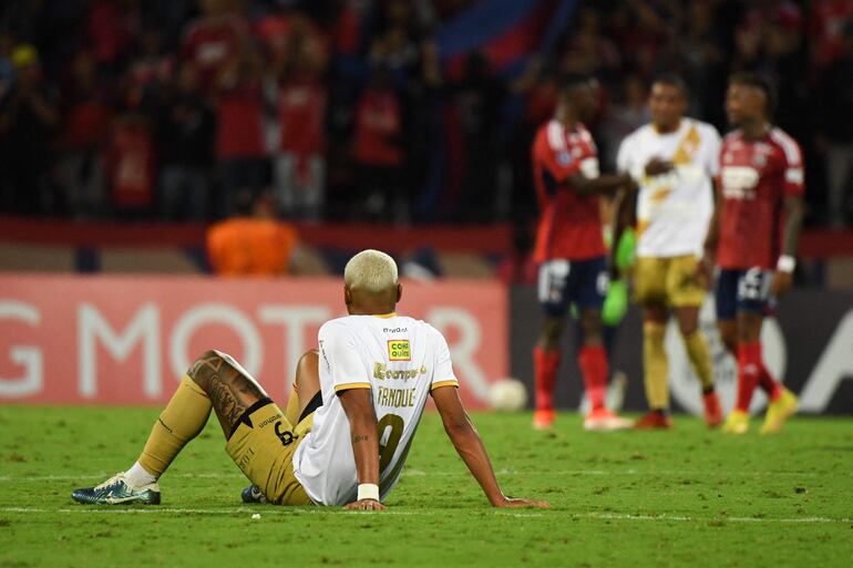 El brasileño Wesley Da Silva, jugador del Always Ready, lamenta la derrota en un partido frente al Independiente Medellín por la Copa Sudamericana 2024 en el estadio Atanasio Girardot, en Medellín, Colombia.