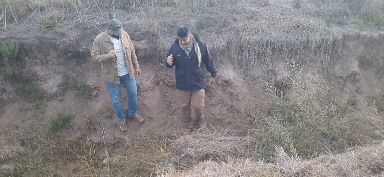 Un cuerpo fue encontrado esta mañana, envuelto en papel film y cubierto con pastura seca. Se sospecha que los restos pertencen al cambista secuestrado, Vicente Centurión.