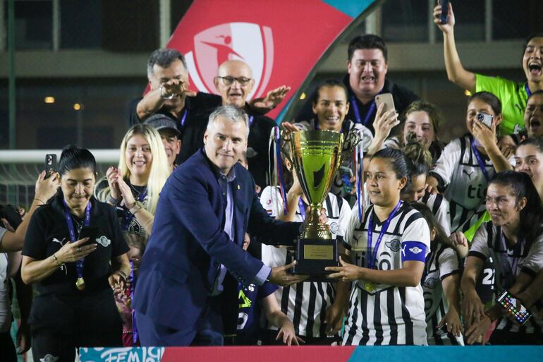 Las jugadoras de Libertad celebran el título de campeón del Campeonato Anual 2024 en el CARFEM, en Ypané.