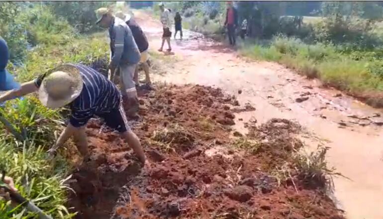 Pobladores de San Joaquín reparan camino tras supuesta inacción del MOPC.