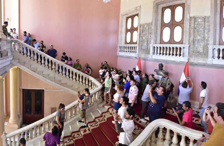 Afortunadamente la imponente escalera de mármol no fue desmontada por el ejército aliado que ocupó el Palacio. El resto de los muebles, objetos y documentos fue saqueado.