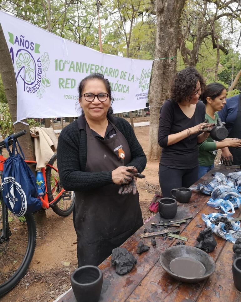 Además, desde las 10 horas, se llevará a cabo el “Taller Kambuchi Apo”, un taller de cerámica dirigido por las artesanas de la comunidad del Ñai’ũpo de Caaguazú, Itá.