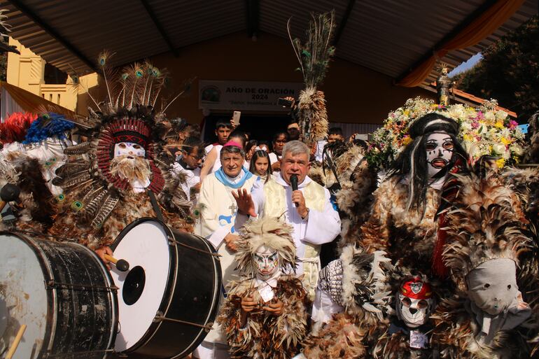 Monseñor Ricardo Valenzuela presidió la misa en la fiesta patronal de Emboscada.