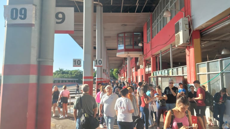 Desde la Estación de Buses de Asunción, reportan a miles de pasajeros saliendo y llegando en los últimos días,