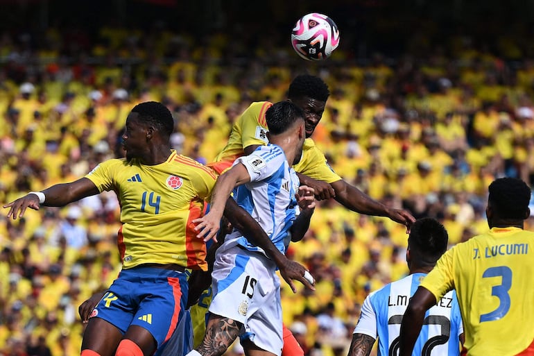 Lucha aérea entre Jefferson Lerma y Nicolás González en el partido que se disputa en Barranquilla