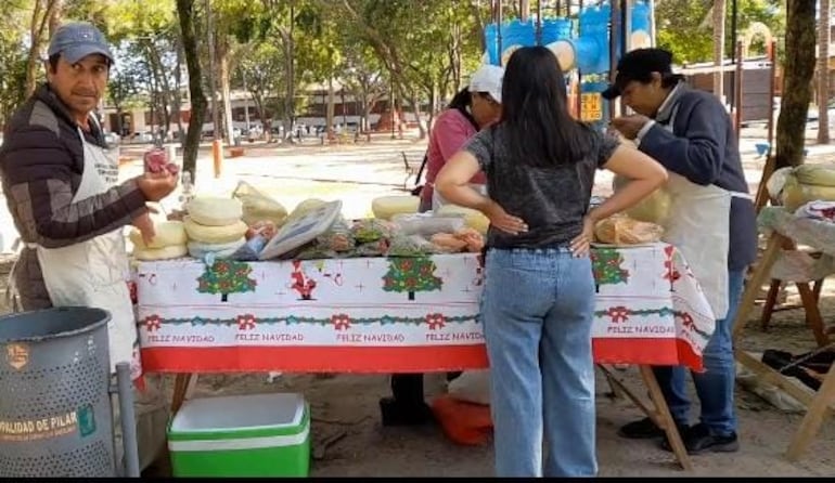 Productores de Paso Cornelio realizan cada mes la feria de sus productos en la plaza de los Héroes de la ciudad de Pilar.