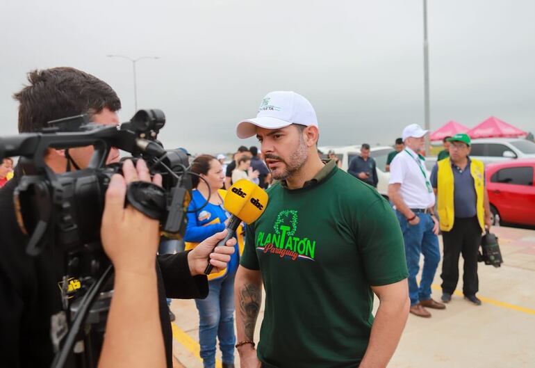 Óscar "Nenecho" Rodríguez, intendente de Asunción, en una "plantatón" en mayo pasado.