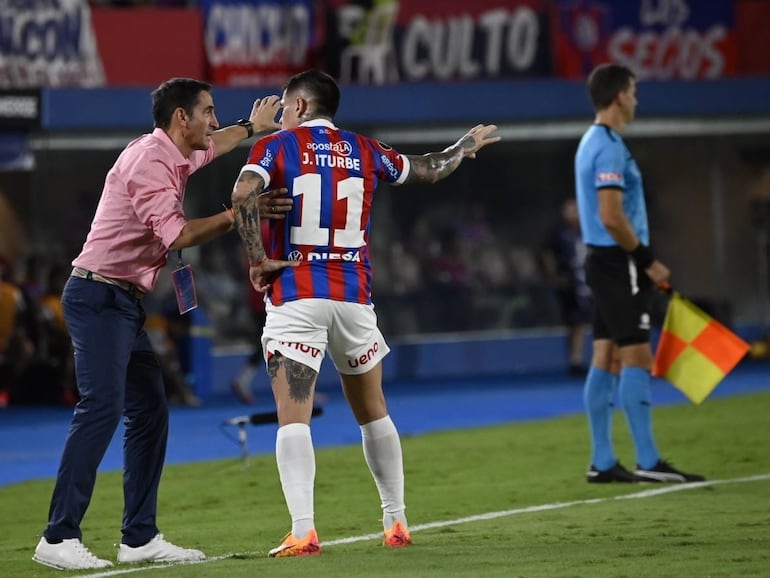 El español Manolo Jiménez (i), entrenador de Cerro Porteño, en el partido frente a Fluminense por la Copa Libertadores 2024 en el estadio La Nueva Olla, en Asunción, Paraguay.