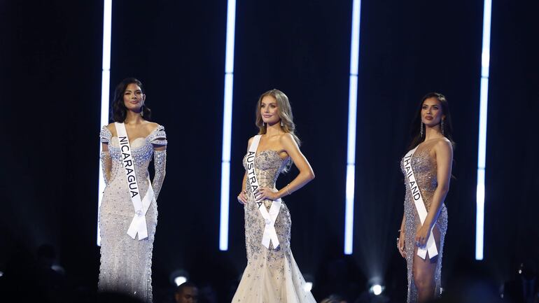 El top 3 final del Miss Universe 2023, Miss Tailandia, Anntonia Porsild (i); Miss Australia, Moraya Wilson (c), y Miss Nicaragua,  Sheynnis Palacios, posan antes de conocer la ganadora.
