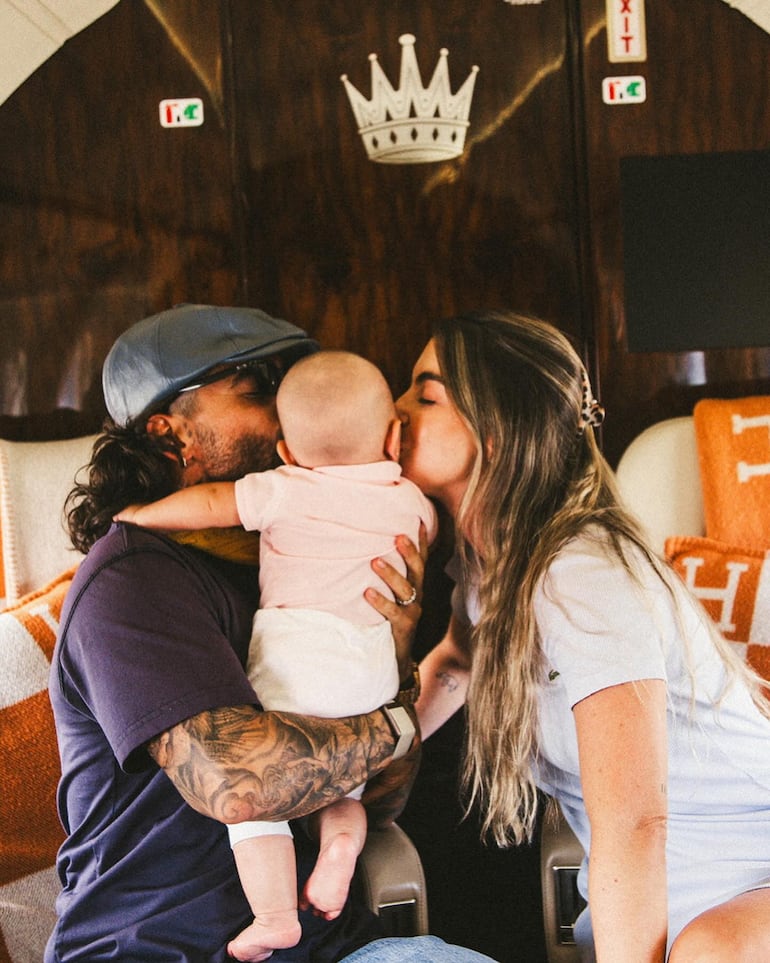 ¡Bella familia! Maluma y su pareja Susana Gómez con la pequeña Paris, de 6 meses. (Instagram/Maluma)