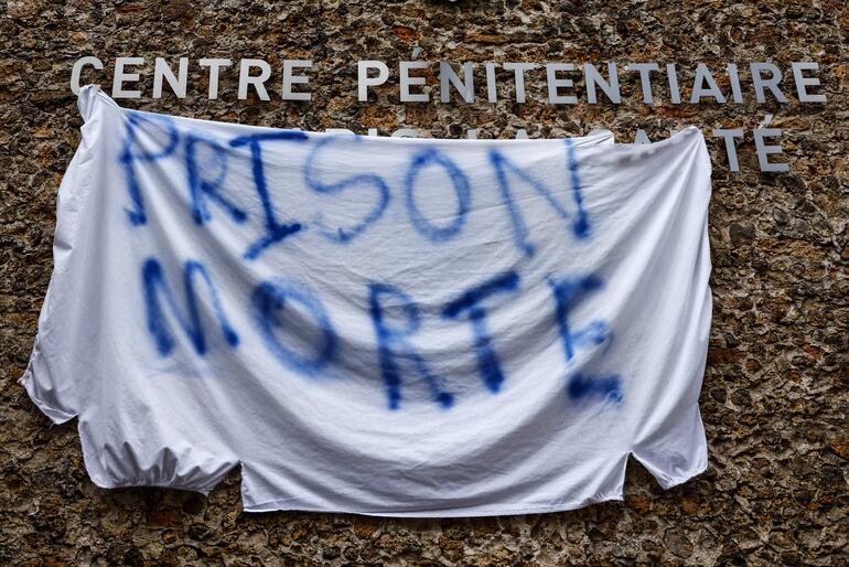 "Prison morte".