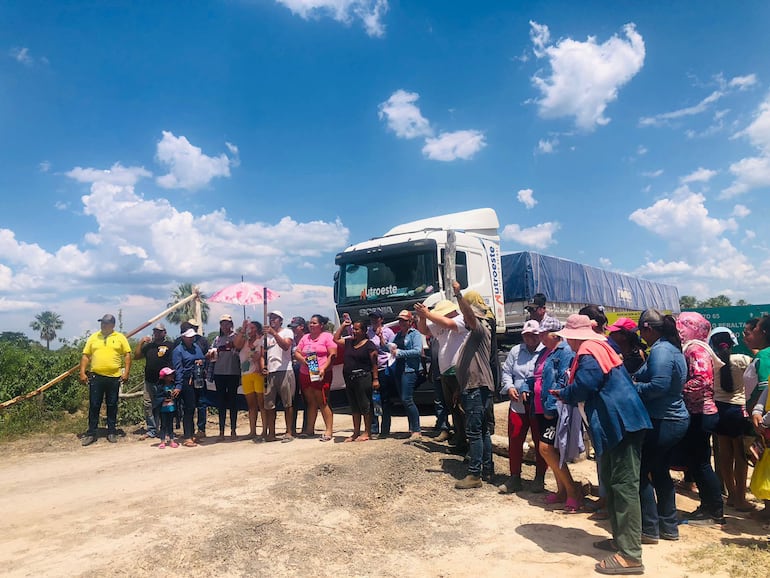 Usuarios de la ande de la localidad de Toro Pampa, durante la manifestaciòn para que mejoren los servicios