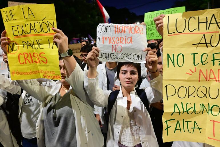 Estudiantes de la Universidad Nacional de Asunción realizan una marcha hasta Mburuvicha Róga