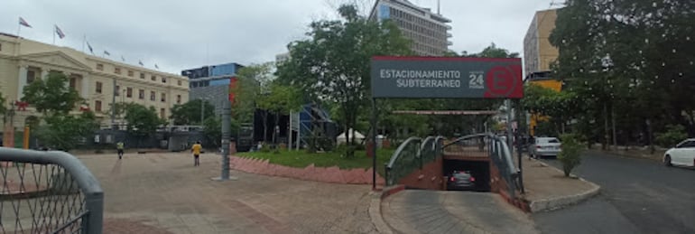 Estacionamiento privado bajo la plaza de la Democracia.