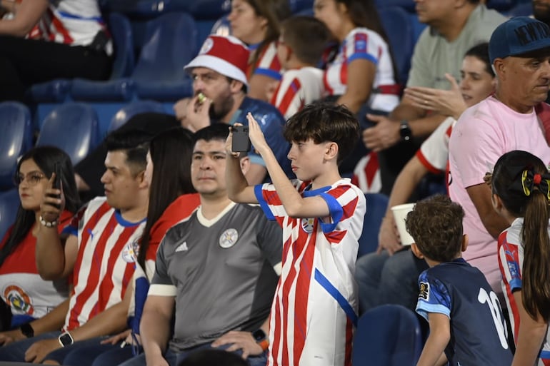 Los hinchas paraguayos en el estadio Defensores del Chaco en la previa del partido frente a Venezuela por las Eliminatorias Sudamericanas 2026.