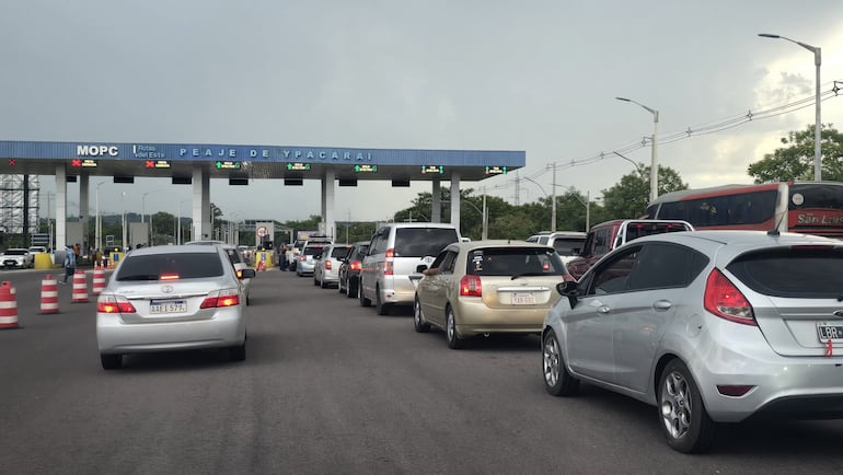 Peaje de Ypacaraí: alto flujo de automóviles en la zona