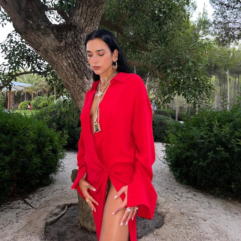 Dua Lipa completó sus 28 vueltas al sol y la celebración fue por todo lo alto en Ibiza. (Instagram/Dua Lipa)