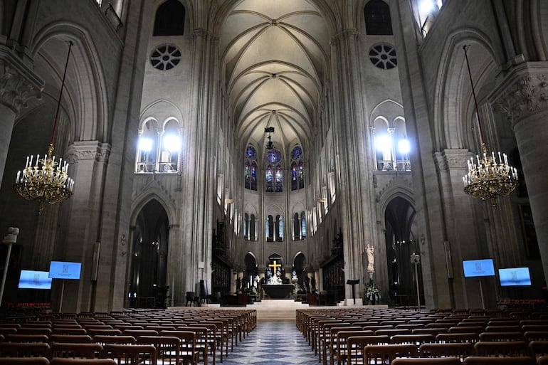 This photograph shows the new main altar (C), designed by French artist and designer Guillaume Bardet which replaces the old one that was destroyed in 2019, after a mass at the Notre-Dame de Paris cathedral, in Paris on December 8, 2024. Newly restored Notre Dame cathedral is set to hold its first service for the public on December 8, 2024 after a historic re-opening ceremony that saw firefighters, builders and artists celebrated for their work saving the 12th-century masterpiece. The beloved Paris monument nearly burned down in 2019, but has been renovated inside and fitted with a new roof and spire during a frenzied reconstruction effort since then. (Photo by JULIEN DE ROSA / AFP) / RESTRICTED TO EDITORIAL USE - MANDATORY MENTION OF THE ARTIST UPON PUBLICATION - TO ILLUSTRATE THE EVENT AS SPECIFIED IN THE CAPTION