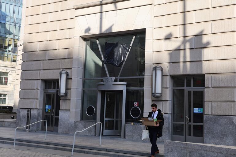 El letrero y los logos de las oficinas de la Agencia de Estados Unidos para el Desarrollo Internacional (Usaid, en inglés) en Washington fueron retirados después de que el presidente de EE.UU., Donald Trump, ordenara su desmantelamiento.