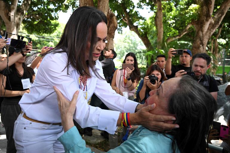 La líder opositora venezolana, María Corina Machado junto con sus adherentes.(Photo by Federico PARRA / AFP)