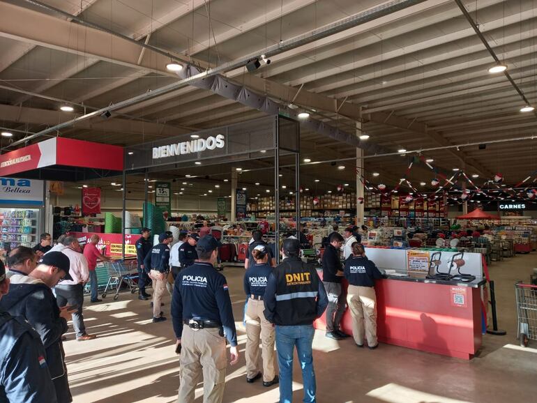 Productos de presunto contrabando incautados en allanamientos a Supermercados.