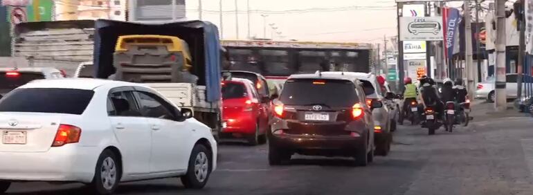 No se respeta carril exclusivo para buses sobre la ruta PY09, ex Transchaco.