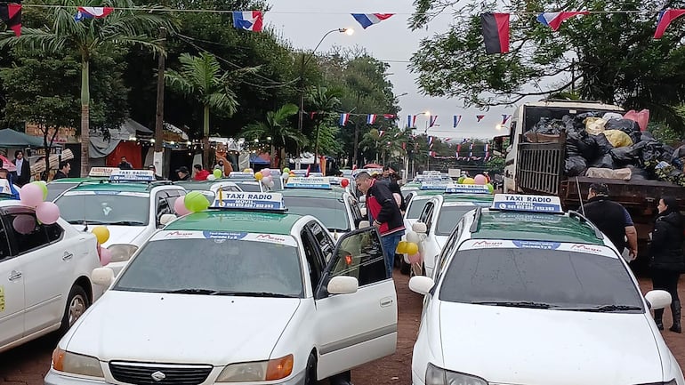 Un grupo de taxistas llegó a tempranas horas en caravana. 