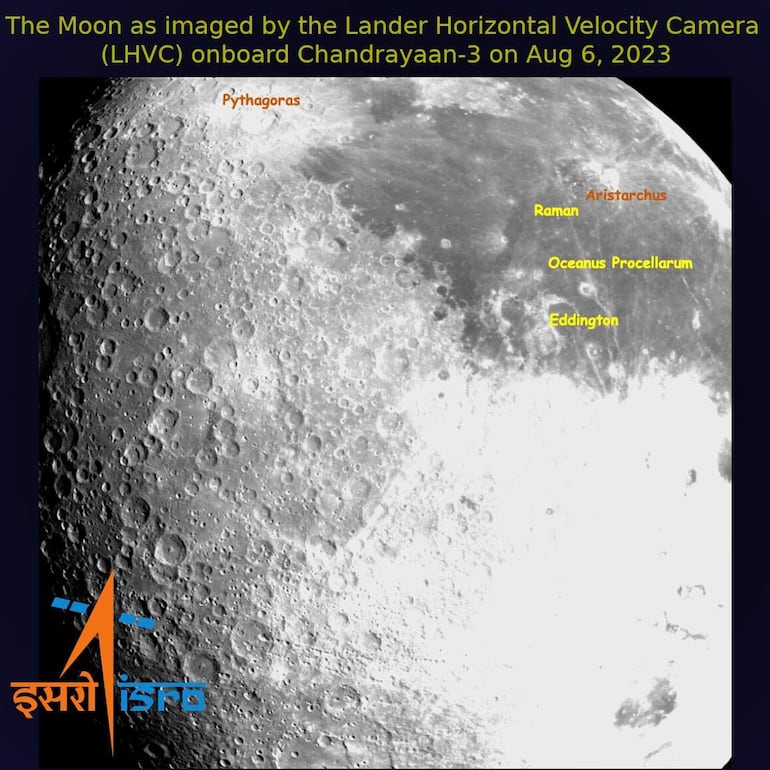 La Luna, fotografiada por la sonda india un día después de la inserción en la órbita lunar, publicada por la agencia espacial india IRSO en su cuenta en Twitter. (EFE)