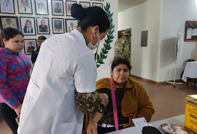 Los adultos también recibieron atención médica gratuita.