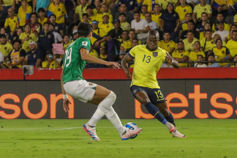 AMDEP9689. GUAYAQUIL (ECUADOR), 12/11/2024.- Enner Valencia (d) de Ecuador disputa el balón con Efrain Morales de Bolivia este jueves, durante un partido de las eliminatorias sudamericanas al Mundial de Fútbol 2026, en el estadio Monumental, en Guayaquil (Ecuador). EFE/ Jonathan Miranda
