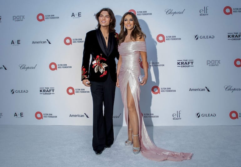 La actriz británica Elizabeth Hurley y su hijo Damian Hurley asistieron a la 33ª fiesta anual de visualización de los premios de la Academia de la Fundación Elton John contra el SIDA en el Pacific Design Center en West Hollywood, California. (Apu GOMES / AFP)