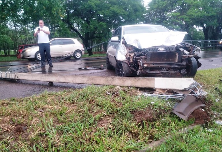 El vehículo Kia tras chocar contra el automóvil Toyota fue a impactar contra una columna de la ANDE.