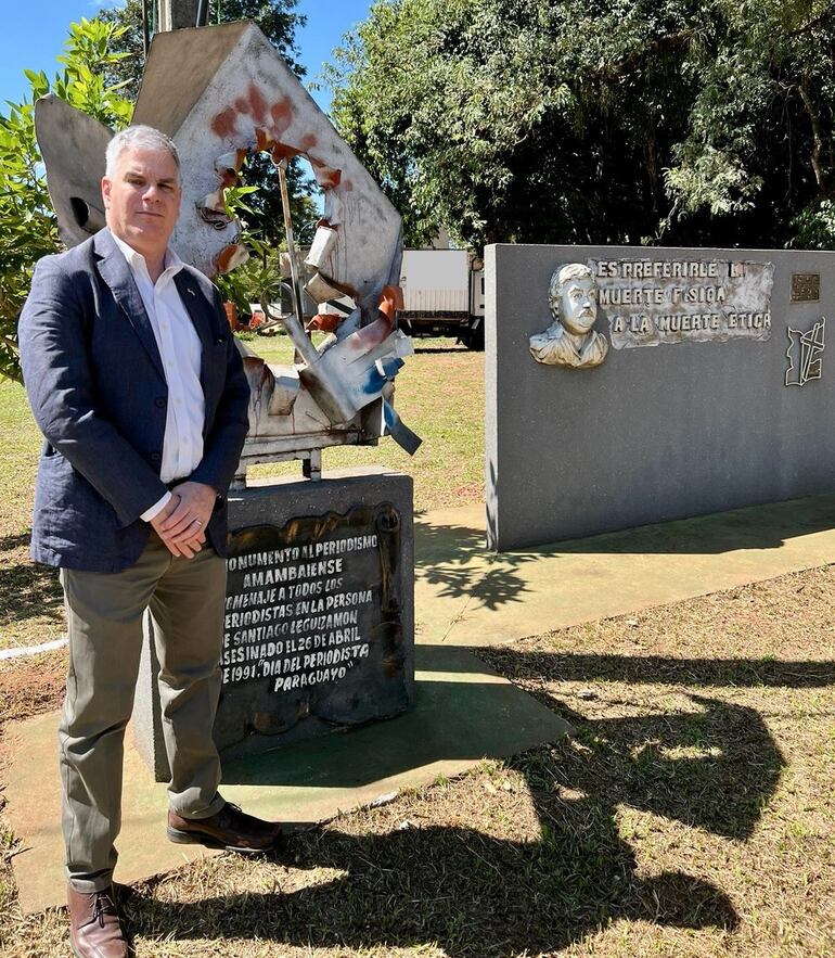 Marc Ostfield, embajador de EE. UU. frente al monolíto de Santiago Leguizamón en Amambay. (Fuente cuenta X de Ostfield)