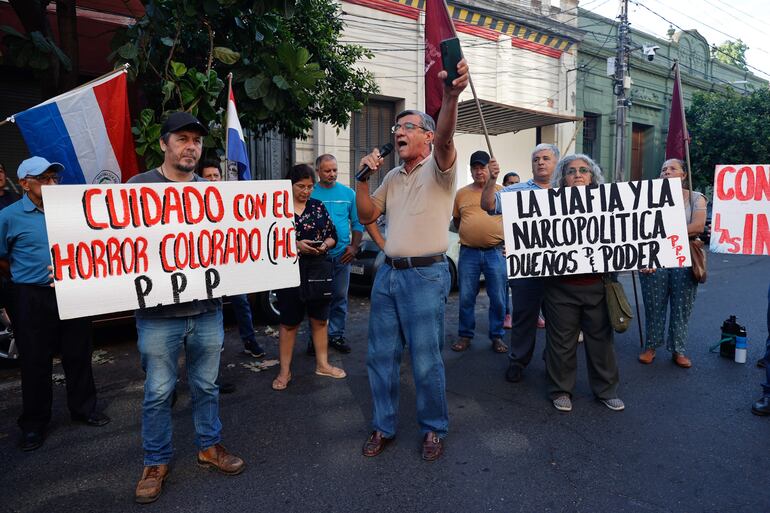 Manifestación realizada por integrantes del Partido Paraguay Pyahurã frente a la sede de la Fiscalía General del Estado por el "sistema corrupto" de la justicia en nuestro país.