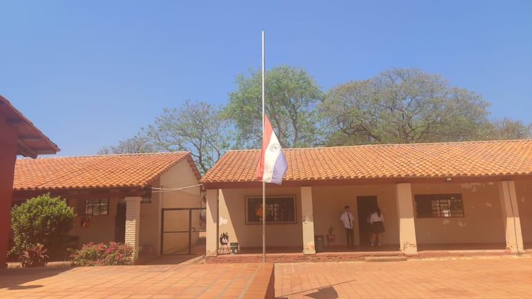 La bandera de la institución està izada a media asta.